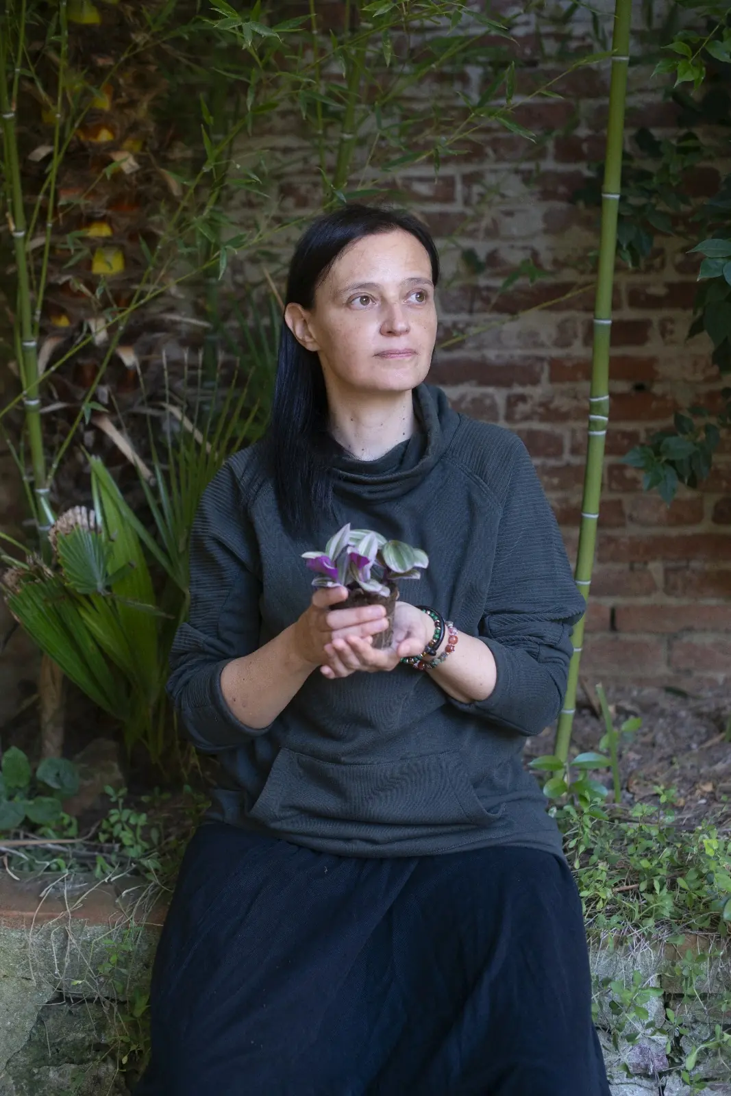 foto di stefania con in mano una piantina che guarda l'orizzonte