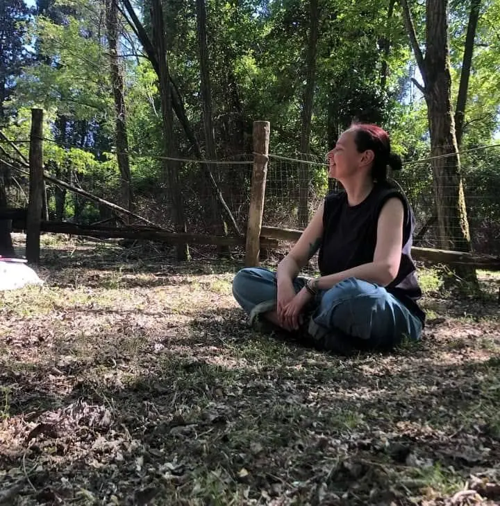 foto di stefania sorridente nella natura